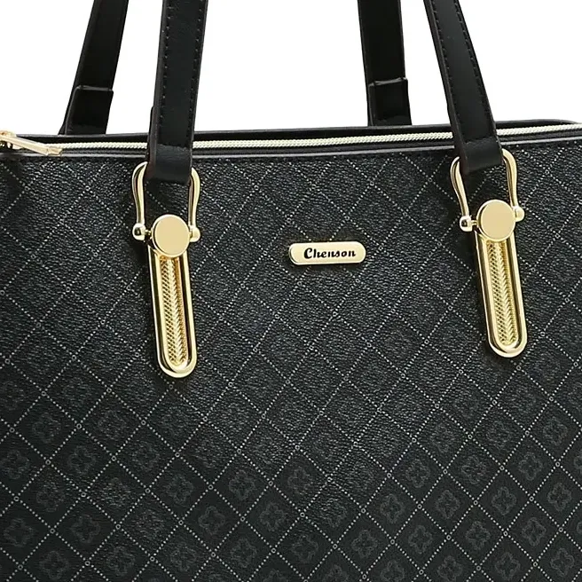 Close em detalhes dourados e textura da bolsa Chenson preta feminina